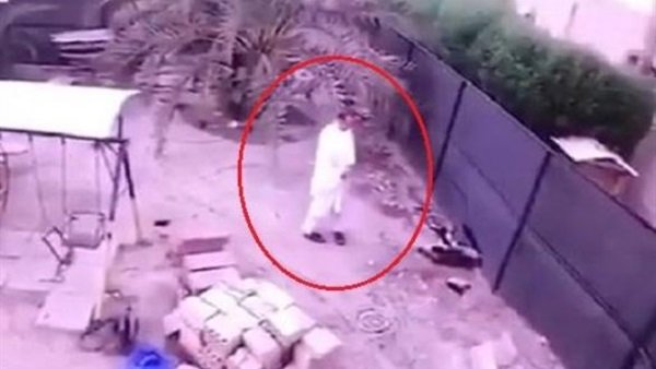 لحظة ابتلاع الأرض لـ«مواطن كويتي» داخل حديقة منزله.. فيديو 8