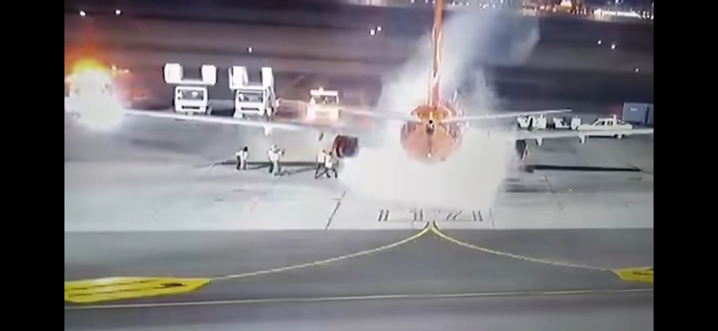 بالفيديو.. لحظة اشتعال النيران في طائرة أوكرانية بمطار شرم الشيخ