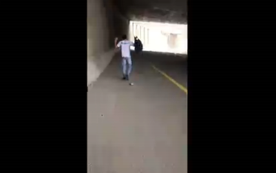 النشطاء يتداولون مقطع فيديو مثير لضابطة إسرائيلية وهى تُطلق النار على شاب فلسطيني وتُرسل الفيديو لزميلها 7