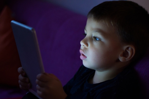 استخدام الموبايل يؤثر على طفلك، كيف تجعله أكثر تركيزًا؟
