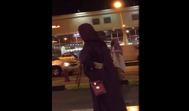 واعظ ديني يثير ضجة في السعودية رمى إمرأة كاشفة وجهها بحذائه ويصفها بالزانية – فيديو –