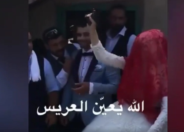 بالفيديو والصور "العروسة معاها سلاح وبتضرب نار ليلة دخلتها" ورعب العريس من عروستة بعد إطلاقها 15 طلقة نارية بالهواء 8