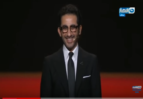 بالفيديو| أحمد حلمي يألش أمام الرئيس.. ويلقي كلمة مؤثرة عن الإنسانية