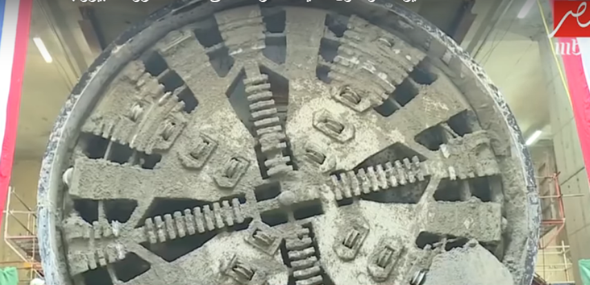 بالفيديو| كامل الوزير يشرح ماكينة الحفر العملاق التي وصلت ماسبيرو