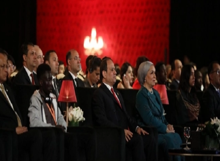 بالصور| ضحية التنمر " جون" يجلس بجوار الرئيس " السيسي" في انطلاق مسرح شباب العالم بمدينة شرم الشيخ 8