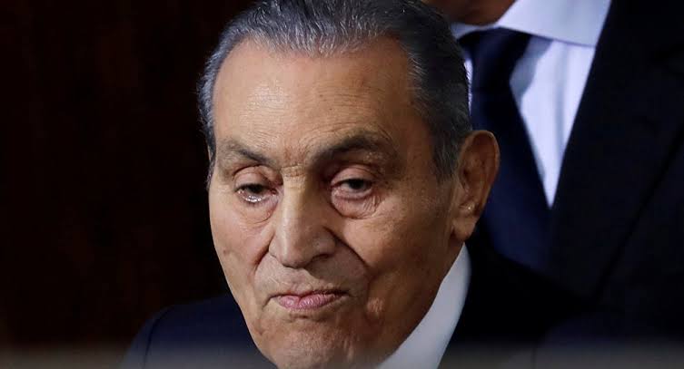 الرئيس المصري الأسبق «مبارك» يقدم واجب العزاء لـ«مرتضى منصور» 1