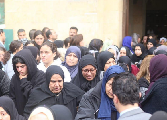 «انهيار وإغماء».. جنازة مهيبة لنجل الدكتورة «مايا مرسي» من مسجد السيدة نفيسة.. فيديو وصور 4