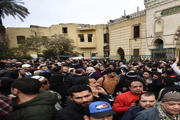 «انهيار وإغماء».. جنازة مهيبة لنجل الدكتورة «مايا مرسي» من مسجد السيدة نفيسة.. فيديو وصور 8