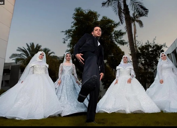 فيديو وصور "عمل مفاجأة لأمة واتجوز 4 في ليلة واحدة" العريس عمر فخر الصعيد يتزوج أربع فتيات دفعة واحدة لتحقيق حلم والدته 9