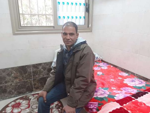 بالصور "شاب يعيش 31 سنة في قفص حديد" خالد يقضي حياته في صندوق حديدي  مساحته متر واحد منذ 31 عام بالقرب من ميدان التحرير 9