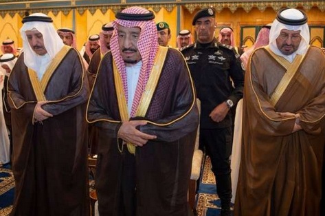عاجل| الديوان الملكي السعودي يعلن وفاة الأمير بندر آل سعود والحزن يخيم على المملكة والملك سلمان يصلي عليه الجنازة 2