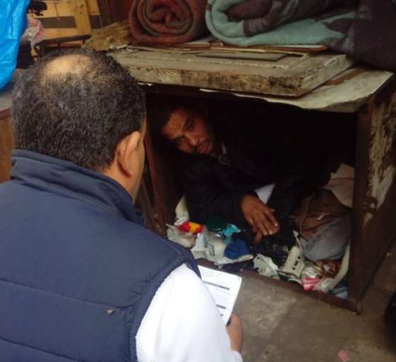 بالصور "شاب يعيش 31 سنة في قفص حديد" خالد يقضي حياته في صندوق حديدي  مساحته متر واحد منذ 31 عام بالقرب من ميدان التحرير 7