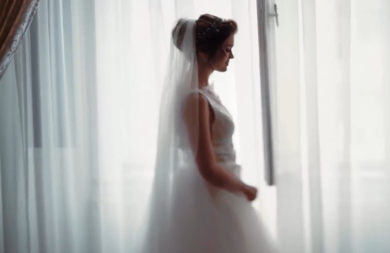 بالفيديو والصور "العريس بيعيط والعروسة تواسيه" عريس ينهار بالبكاء ليلة دخلته بعد قيام عروسته بطلب فعل هذا الأمر 3