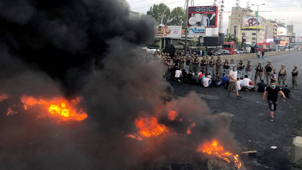 عودة المظاهرات إلى لبنان واشتباكات مع الشرطة وإطلاق قنابل الغاز