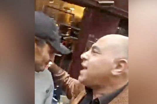 بالفيديو.. مواطن مصري يُقابل المقاول الهارب محمد علي في هولندا