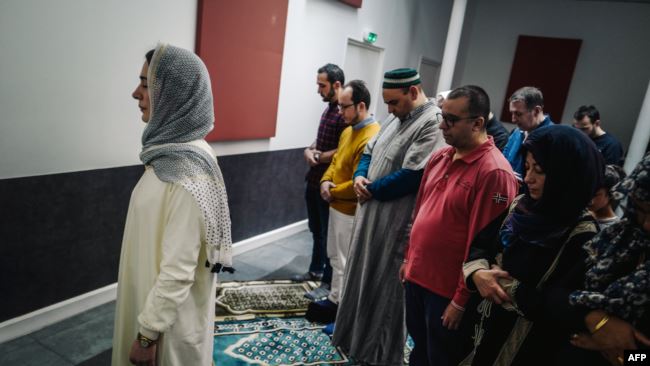 بالصور "ولأول مرة" امرأة عربية تخطب الجمعة وتؤم المصلين في مسجد مختلط للرجال والنساء في فرنسا 9
