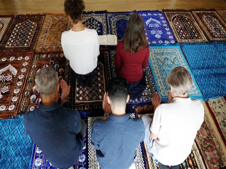 بالصور "ولأول مرة" امرأة عربية تخطب الجمعة وتؤم المصلين في مسجد مختلط للرجال والنساء في فرنسا 11