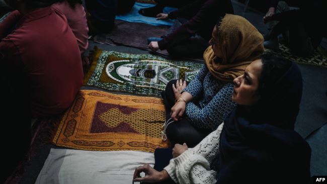 بالصور "ولأول مرة" امرأة عربية تخطب الجمعة وتؤم المصلين في مسجد مختلط للرجال والنساء في فرنسا 7