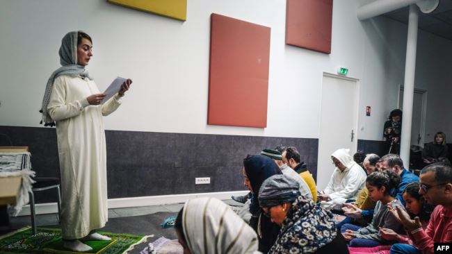 بالصور "ولأول مرة" امرأة عربية تخطب الجمعة وتؤم المصلين في مسجد مختلط للرجال والنساء في فرنسا 8