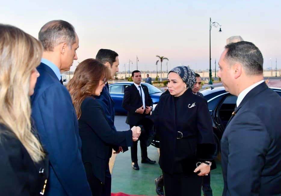 بالصور| انتصار السيسي تقدم العزاء لسوزان مبارك 3