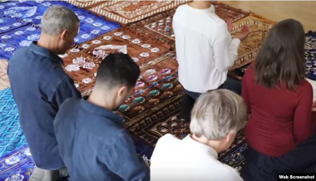 بالصور "ولأول مرة" امرأة عربية تخطب الجمعة وتؤم المصلين في مسجد مختلط للرجال والنساء في فرنسا 10