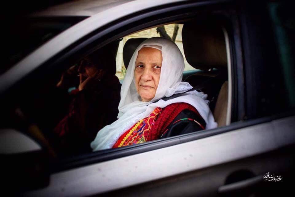 بالفيديو| السيدة شلبية ذات العمر 76 عاماً تحصل على أول خطوات رخصة القيادة في فلسطين .