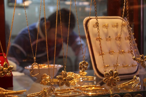 «بعد انخفاضها أمس» أسعار الذهب اليوم خلال منتصف تعاملات الخميس 27 فبراير 2020 في مصر.. وجرام 24 يسجل 816 جنيهاً 1
