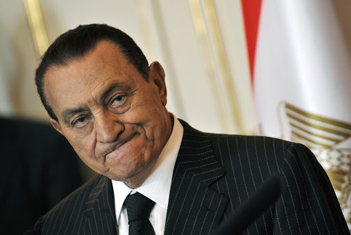 هذه الدولة تعلن تنكيس أعلامها حدادًا على مبارك