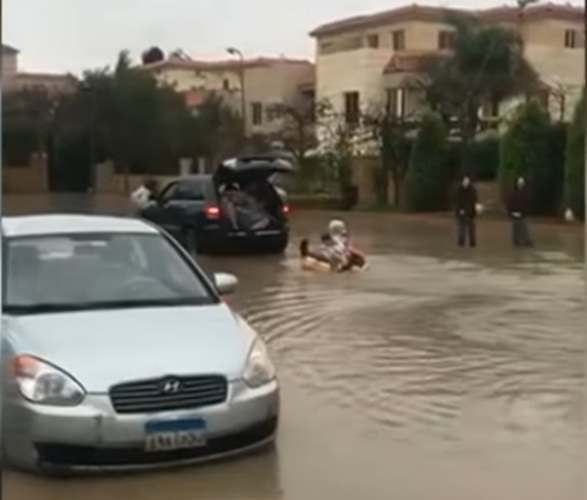 بالفيديو والصور "زفاف عروسين على لودر" عروسان مصريان يتحديان السيول والأمطار 9
