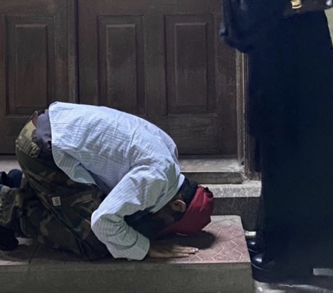 شاب يسجد لفتاة أمام أحد المساجد في مكة ويثير غضب المغردين وتم إلقاء القبض عليه