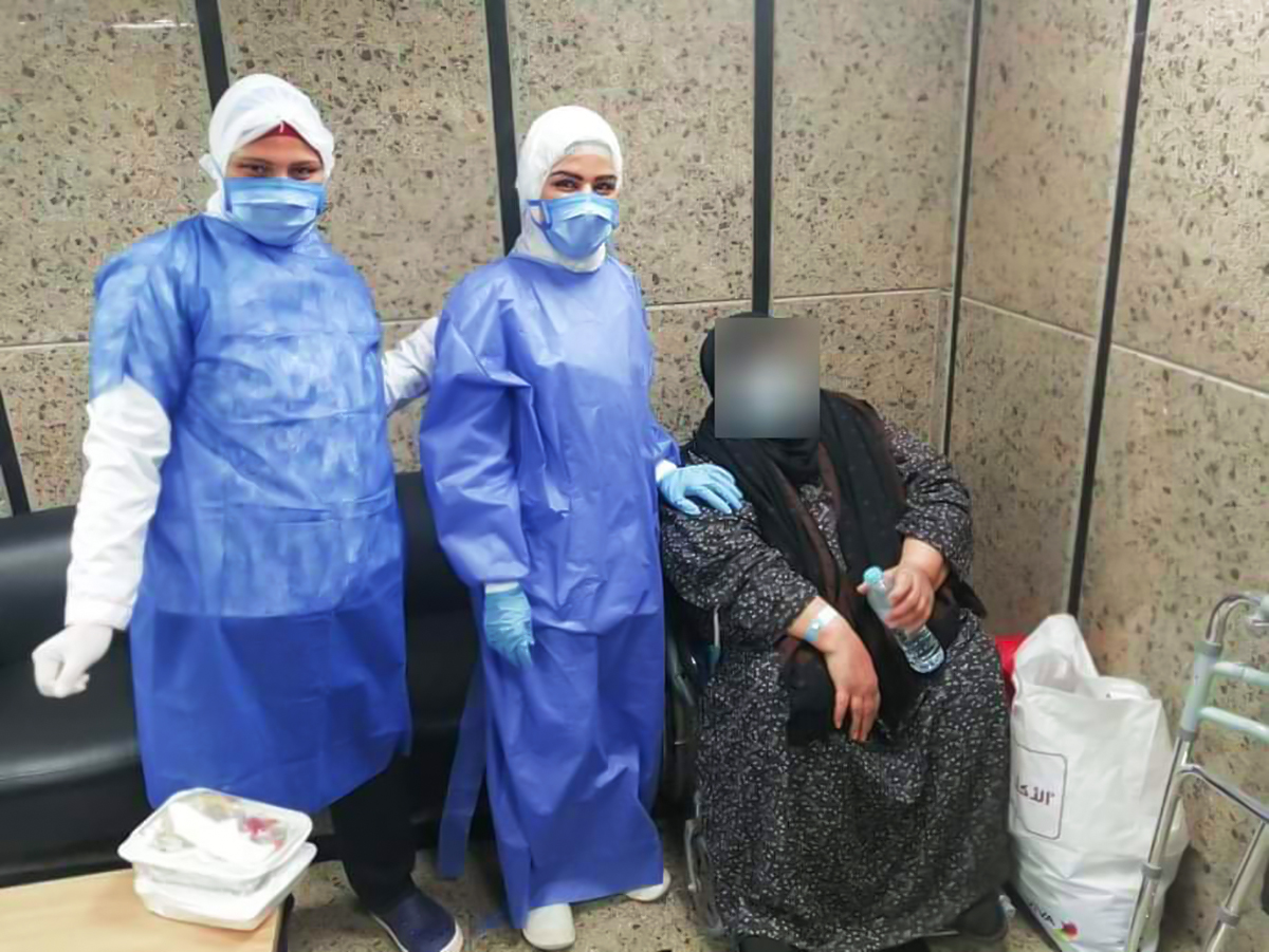شفاء سيدة عمرها 65 عاماً من فيروس كورونا وخروجها من مستشفى العزل بالقليوبية