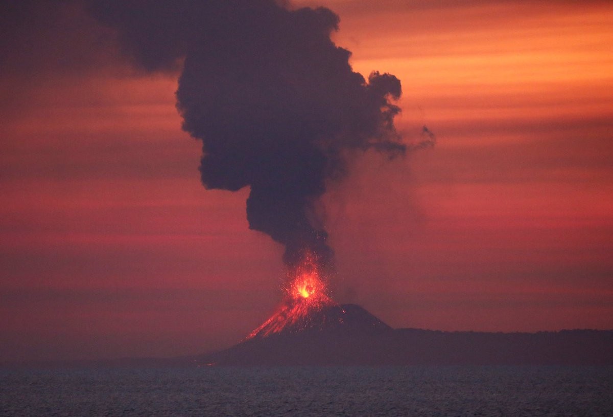 ثوران بركان كراكاتو في أندونسيا وارتفاع ألسنة اللهب والدخان لـ500 متر 1