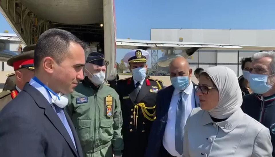 "بالصور" مصر ترسل طائرتان عسكريتان تحملان مساعدات ومستلزمات طبية لإيطاليا لتخفيف العبء عنهم 5