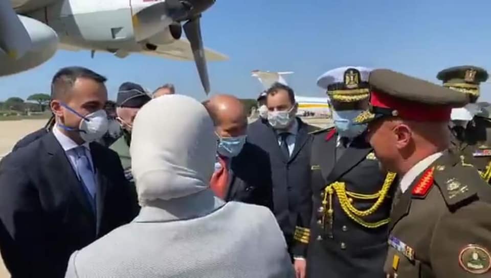 بالصور| وزيرة الصحة تصل إيطاليا ومعها مساعدات طبية على طائرة عسكرية 14