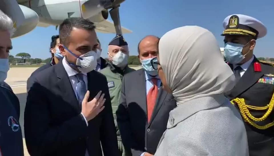بالصور| وزيرة الصحة تصل إيطاليا ومعها مساعدات طبية على طائرة عسكرية 11