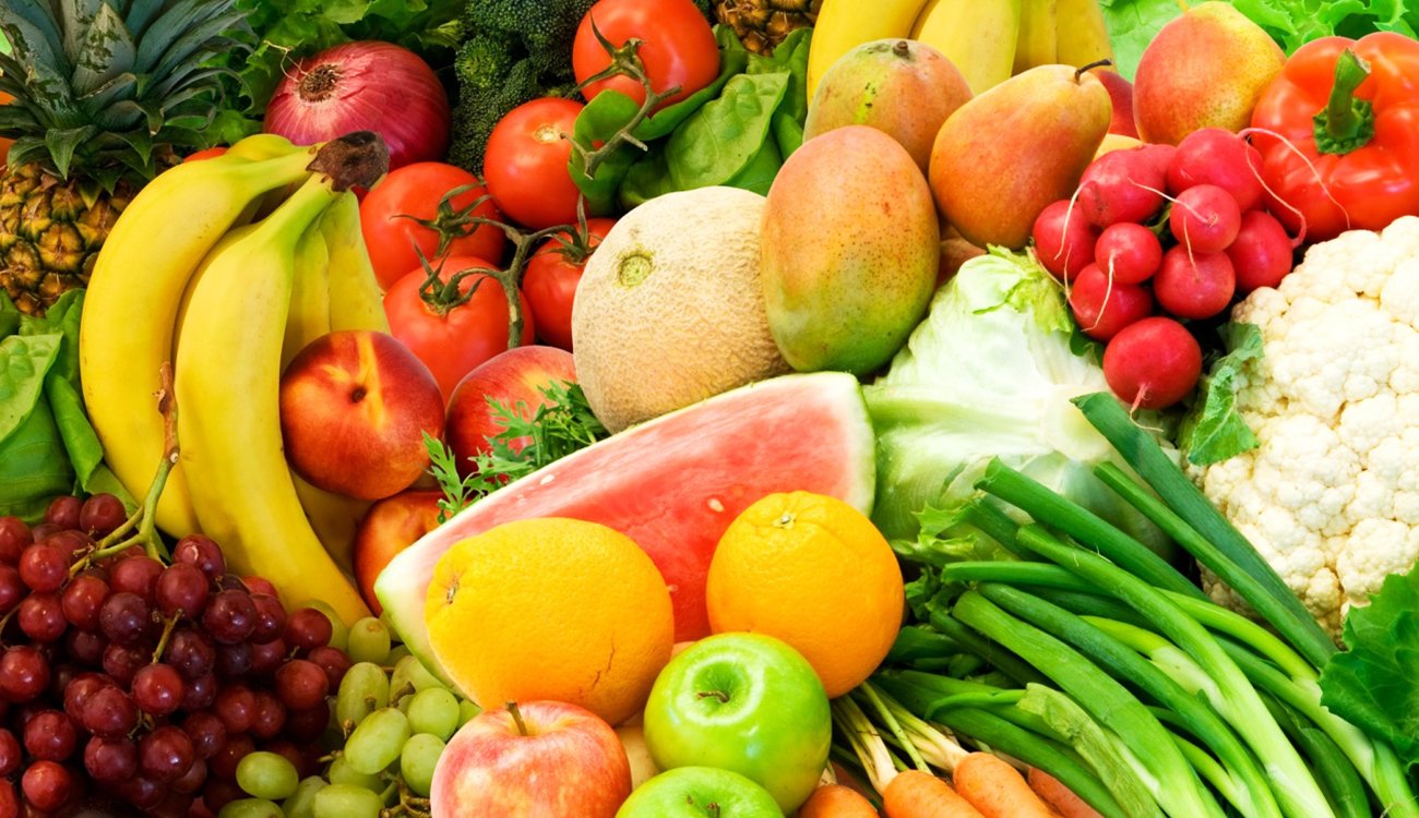 الصحة تحدد أبرز الفواكه والخضروات التي تساعد علي تقوية المناعة لمواجهة فيروس كورونا “كوفيد 19”