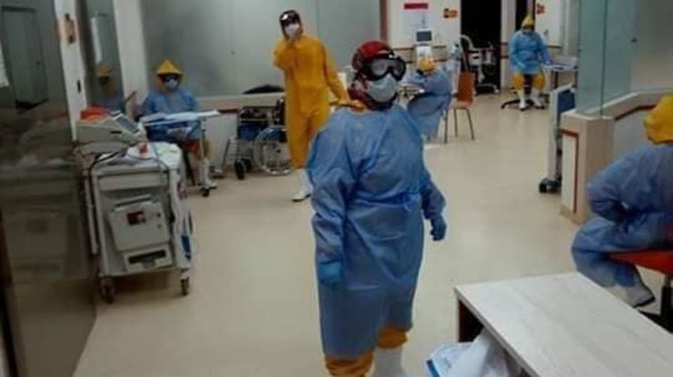 إصابة 17 حالة من الأطباء والممرضين بفيروس كورونا وفتح تحقيق عاجل