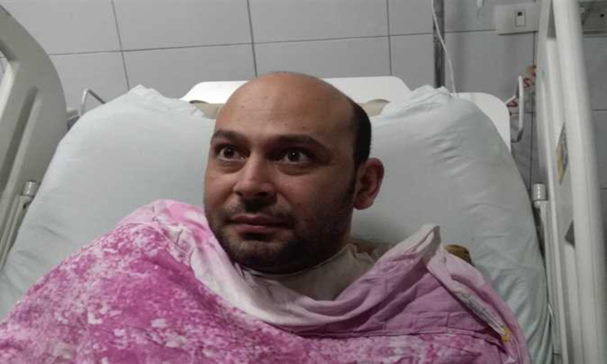 قصة بطولة الطبيب محمود سامي الذي فقد بصره أثناء علاج مصابي كورونا