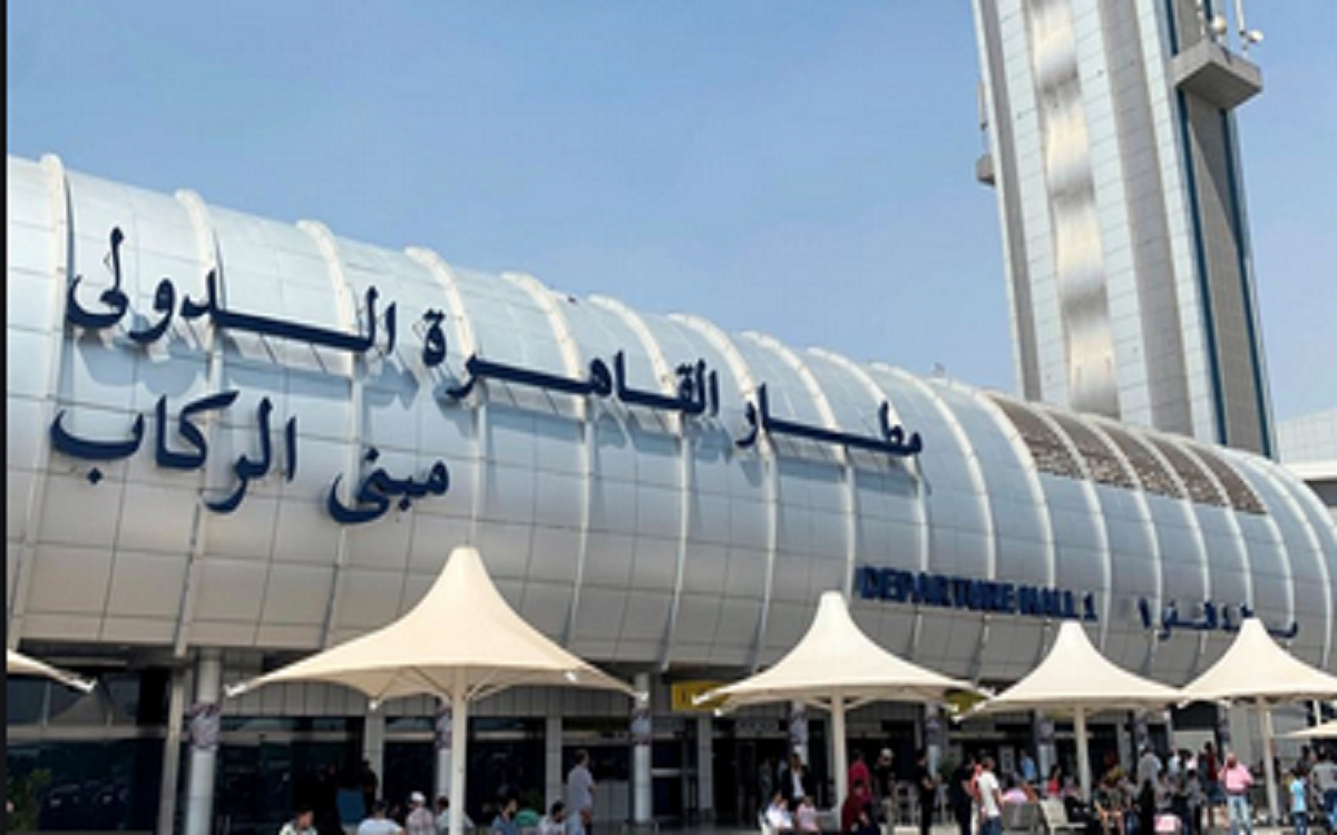 مطار القاهرة يعلن إجراءات جديدة بشأن الحجر الصحي بعد إلغاء اختبارات الدم
