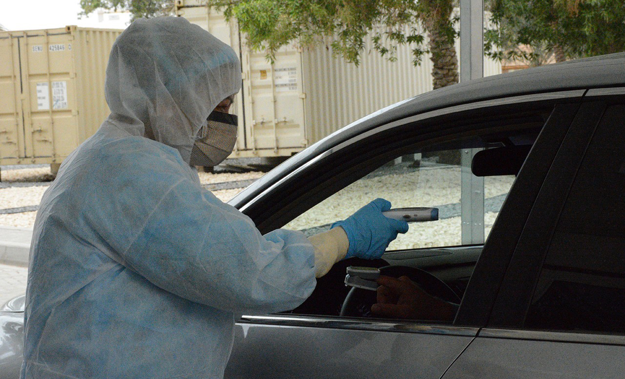 لأول مرة في مصر مسحات “كورونا” من داخل السيارة للتشخيص وأخذ العنيات