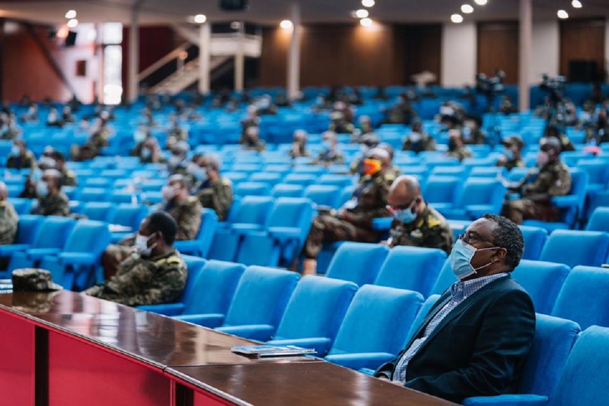 رئيس الوزراء الأثيوبي ينشر صوراً خلال اجتماعه مع قادة الجيش على تويتر ويكشف عن السبب..صور