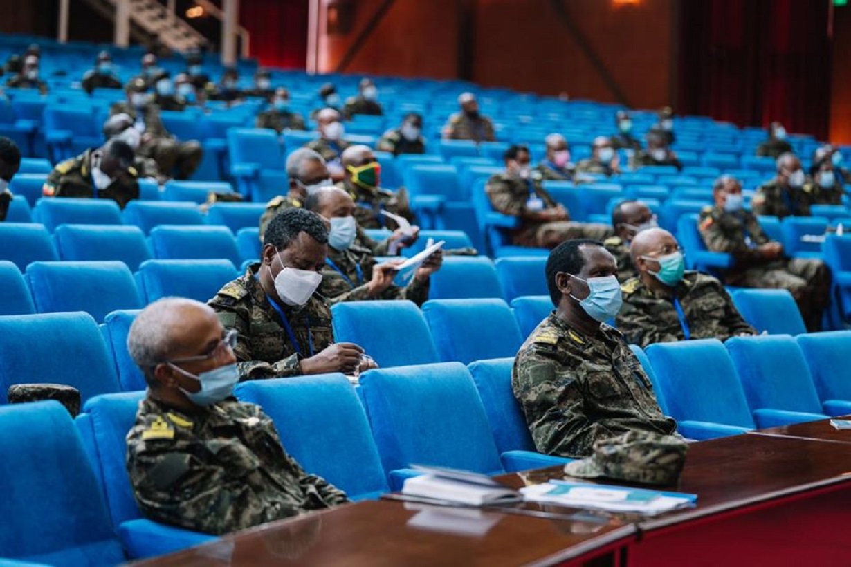 رئيس الوزراء الأثيوبي ينشر صوراً خلال اجتماعه مع قادة الجيش على تويتر ويكشف عن الأسباب..صور
