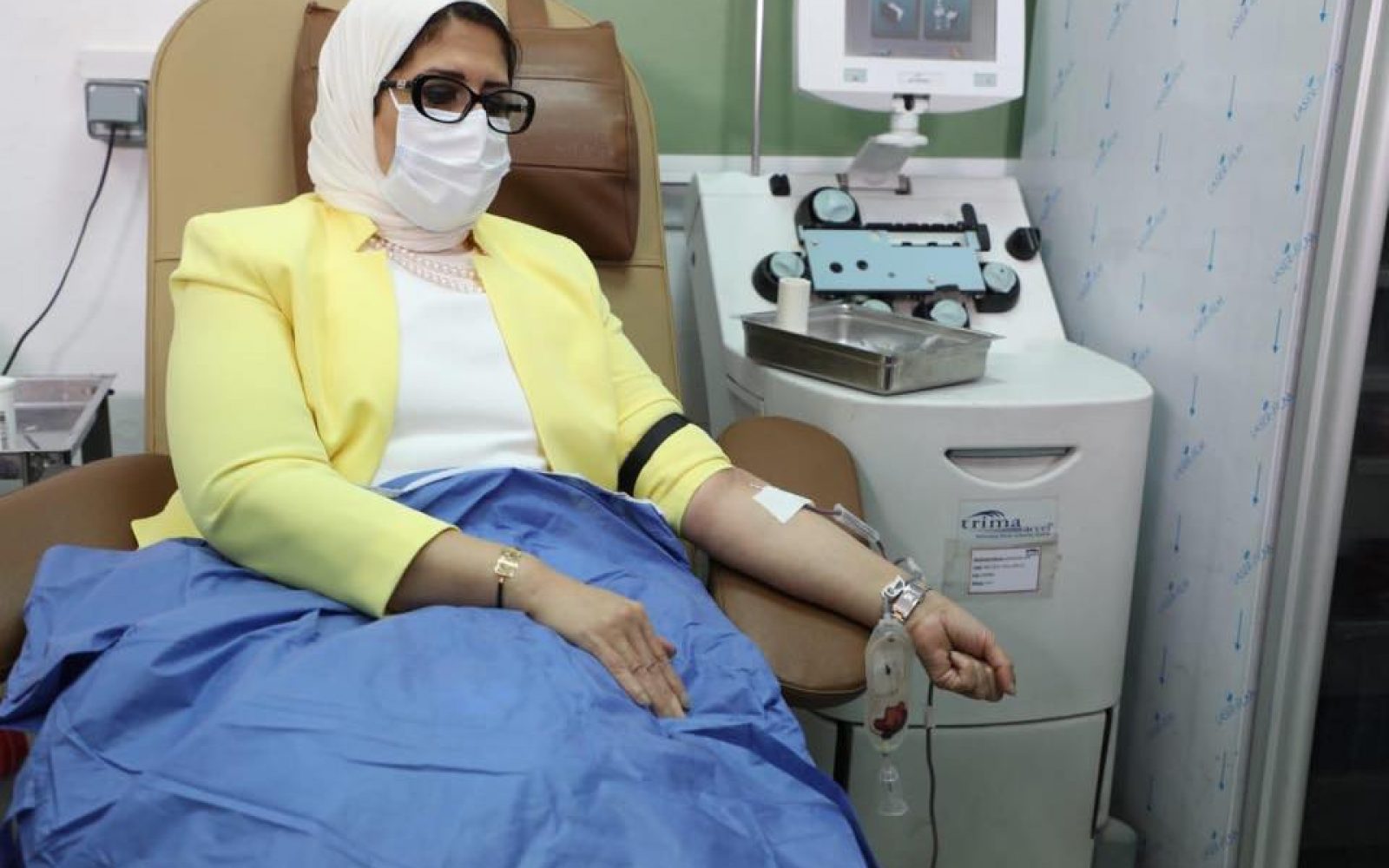 بالصور وزيرة الصحة تتبرع بالدم.. وتناشد المواطنين المتعافين من الكورونا التبرع بالبلازما