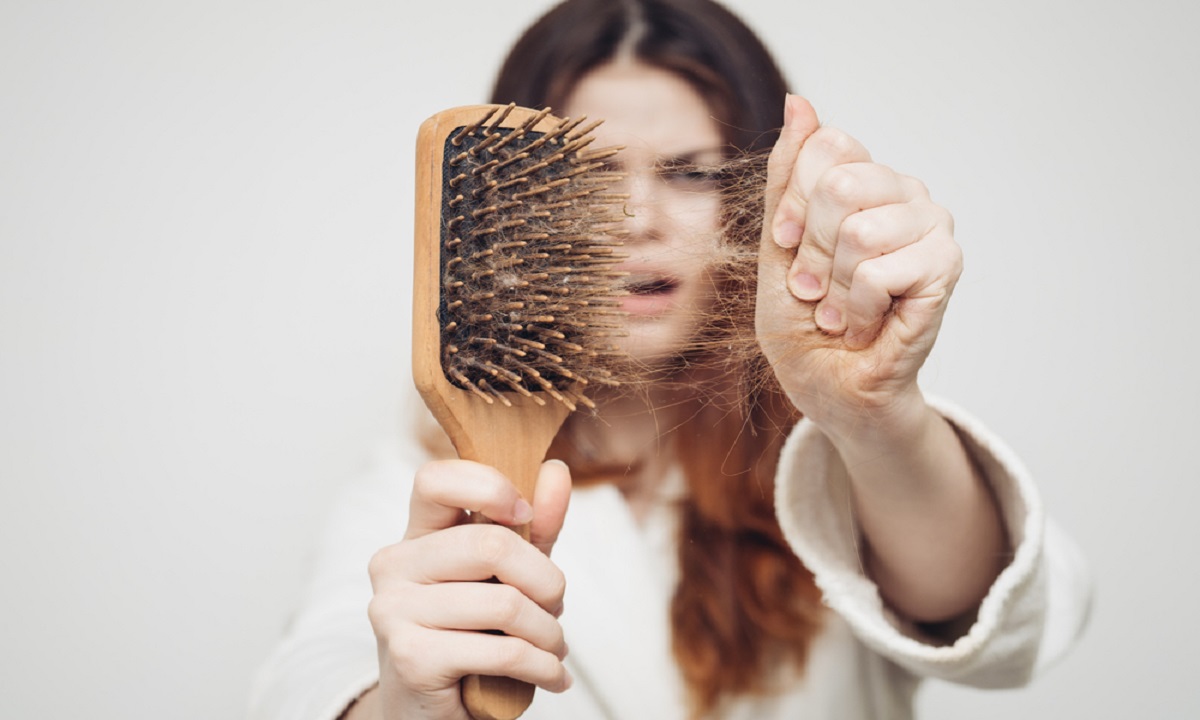 ما سبب تساقط الشعر بكثرة ؟ 13 سبب تعرف عليها مع أهم طرق العلاج