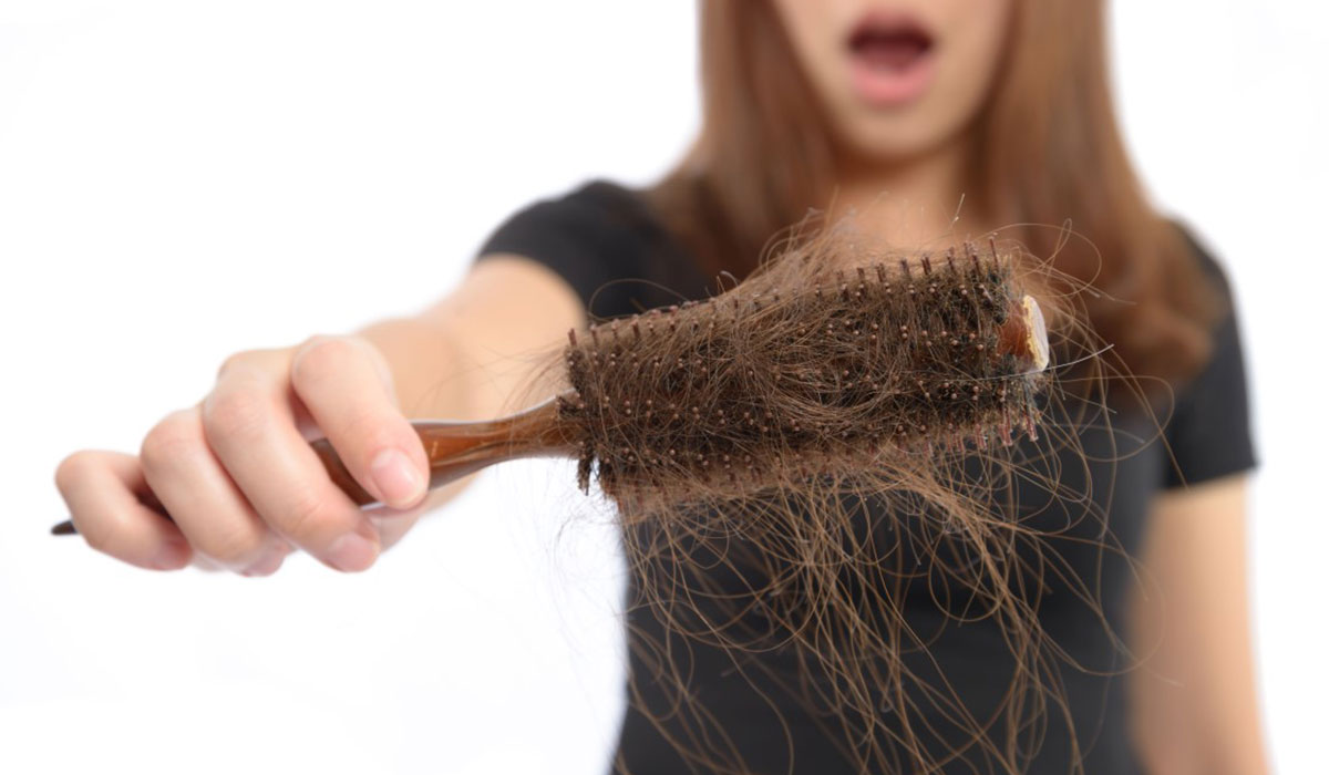 ما سبب تساقط الشعر بكثرة؟ 13 سبب تعرف عليها مع أهم طرق 