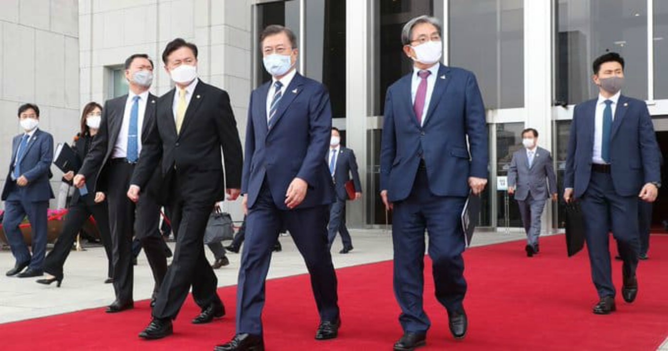 رئيس كوريا الجنوبية يتعرض للضرب بحذاء أثناء خروجه من مبنى البرلمان – فيديو-
