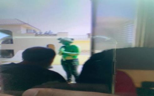 ننشر بالفيديو والصور اللحظات الأولى لاقتحام الرجل الأخضر بسيفه مدينة الإنتاج الإعلامي وكيف تعامل رجال الأمن معه