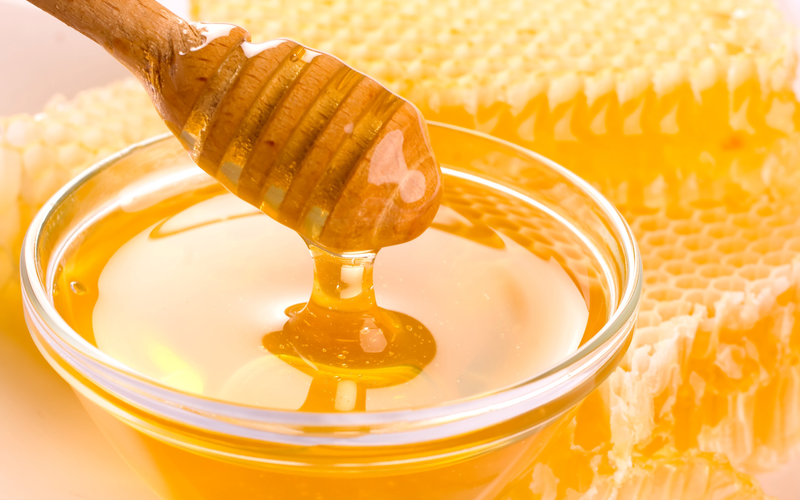 للعسل فوائد عديدة أبرزها فوائد العسل في المرض والوقاية من الفيروسات