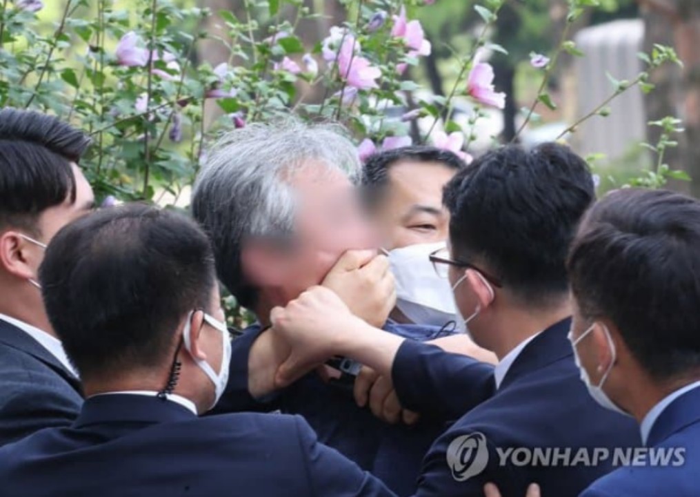 رئيس كوريا الجنوبية يتعرض للضرب بحذاء أثناء خروجه من مبنى البرلمان – فيديو- 9