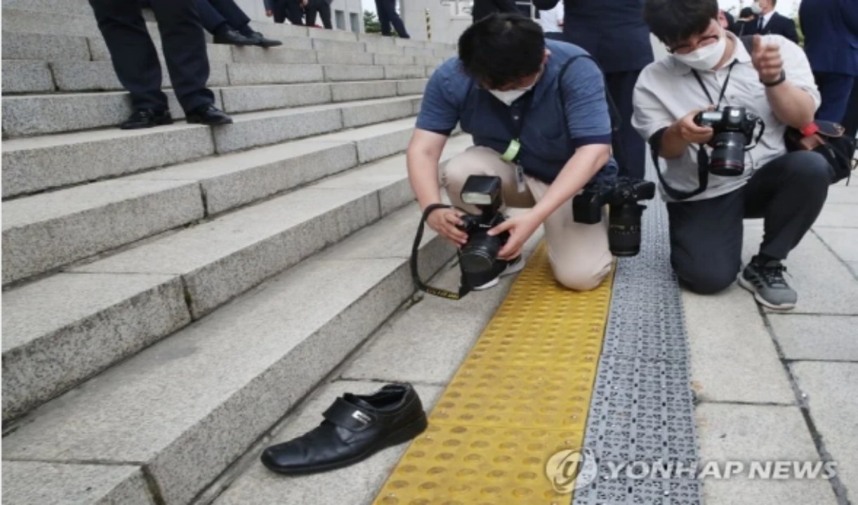 رئيس كوريا الجنوبية يتعرض للضرب بحذاء أثناء خروجه من مبنى البرلمان – فيديو- 7